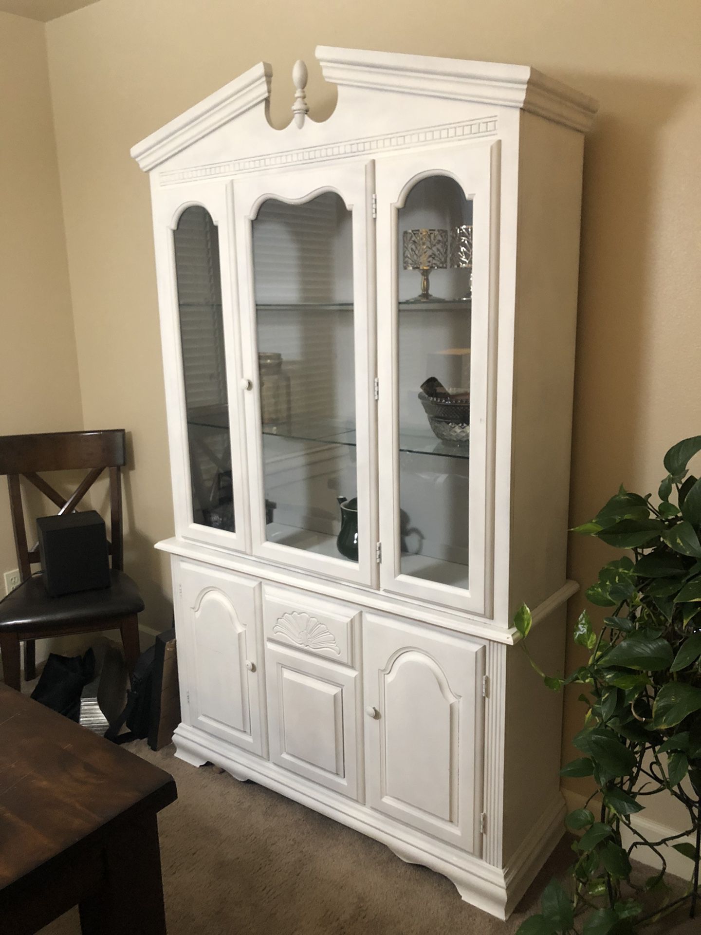 Lighted Curio/China Hutch Buffet Cabinet 
