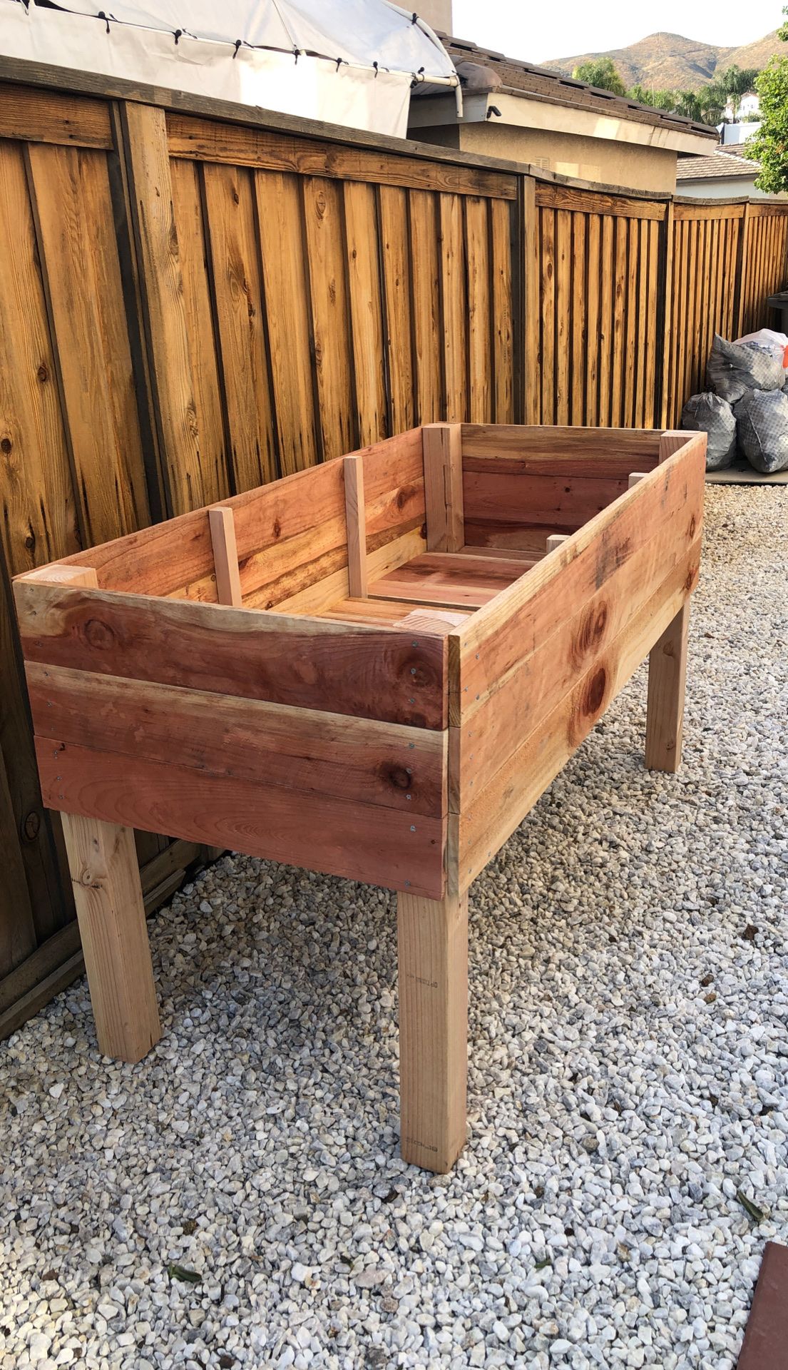 Raised garden bed