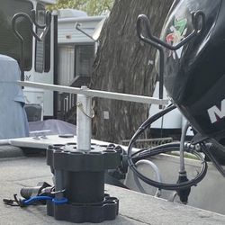 For Bass Boat: 24" T-bar with 3/4" screw in seat pedestal & 2 coated holders Reel Fisherman 