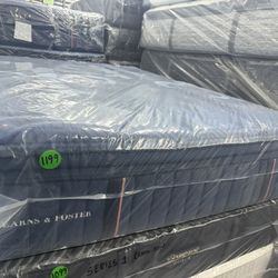 QUEEN SIZE STEARNS & FOSTER LUX ESTATE PILLOW TOP MATTRESS & BOX SPRING BED SET