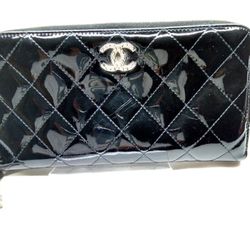 Chanel Zippy wallet Authentic 