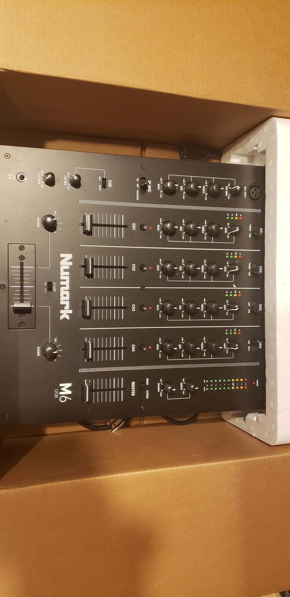 M6 Numark Mixer (DJ equipment)