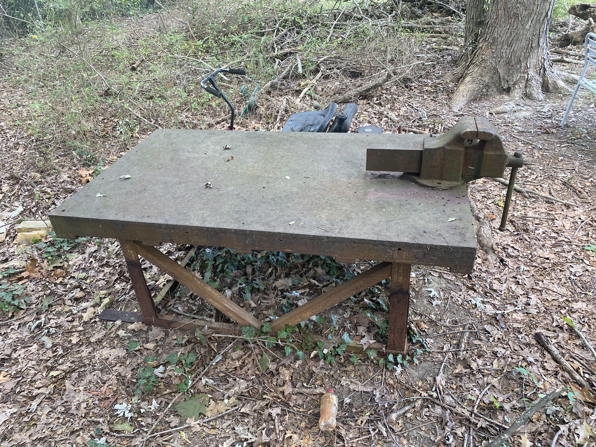 Solid welding Table With Vise