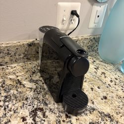 Black Nespresso Machine (De’longhi) Compact & Works Perfectly well