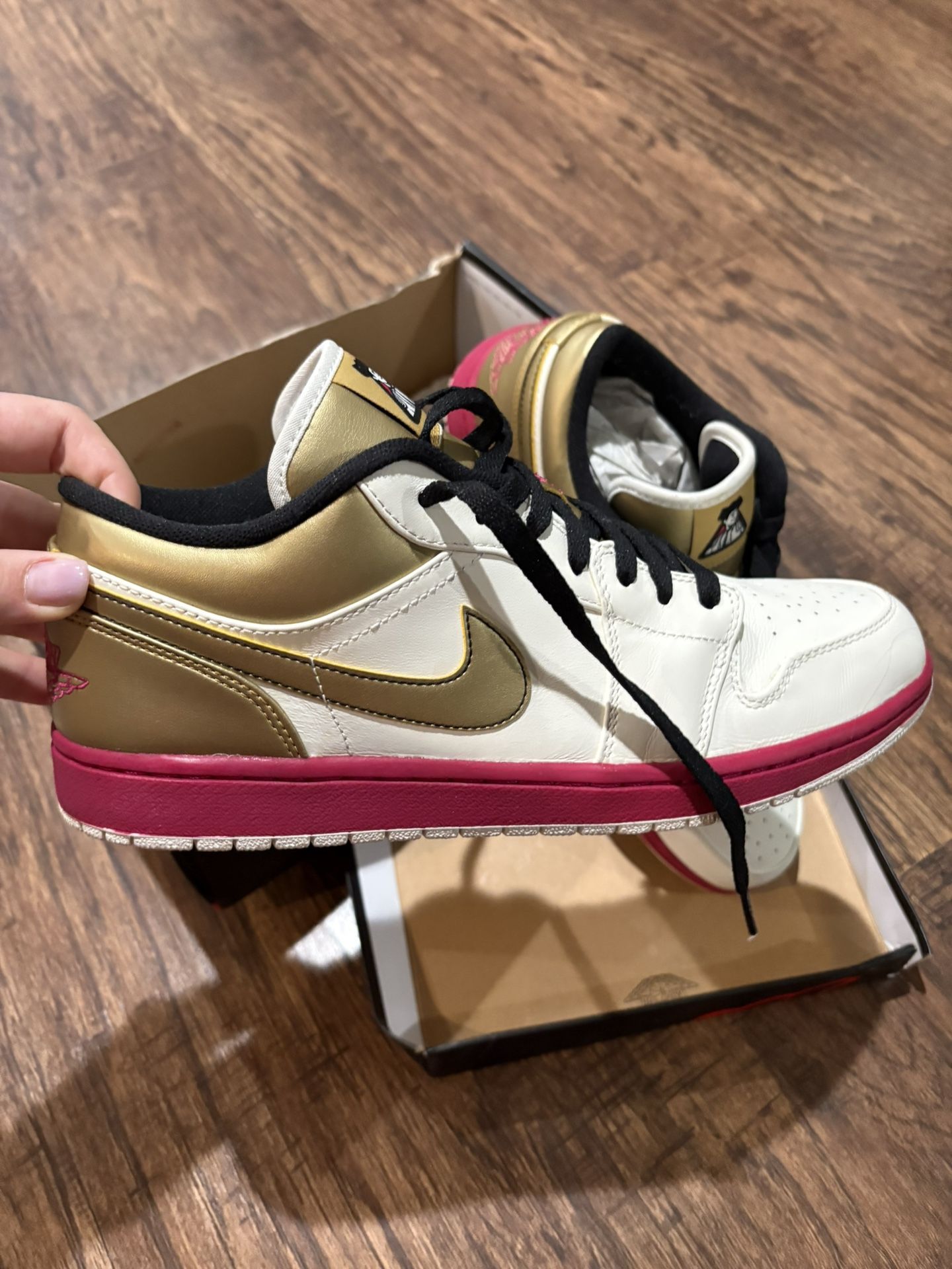 Jordan 1 Low Fuschia Gold SZ 11.5