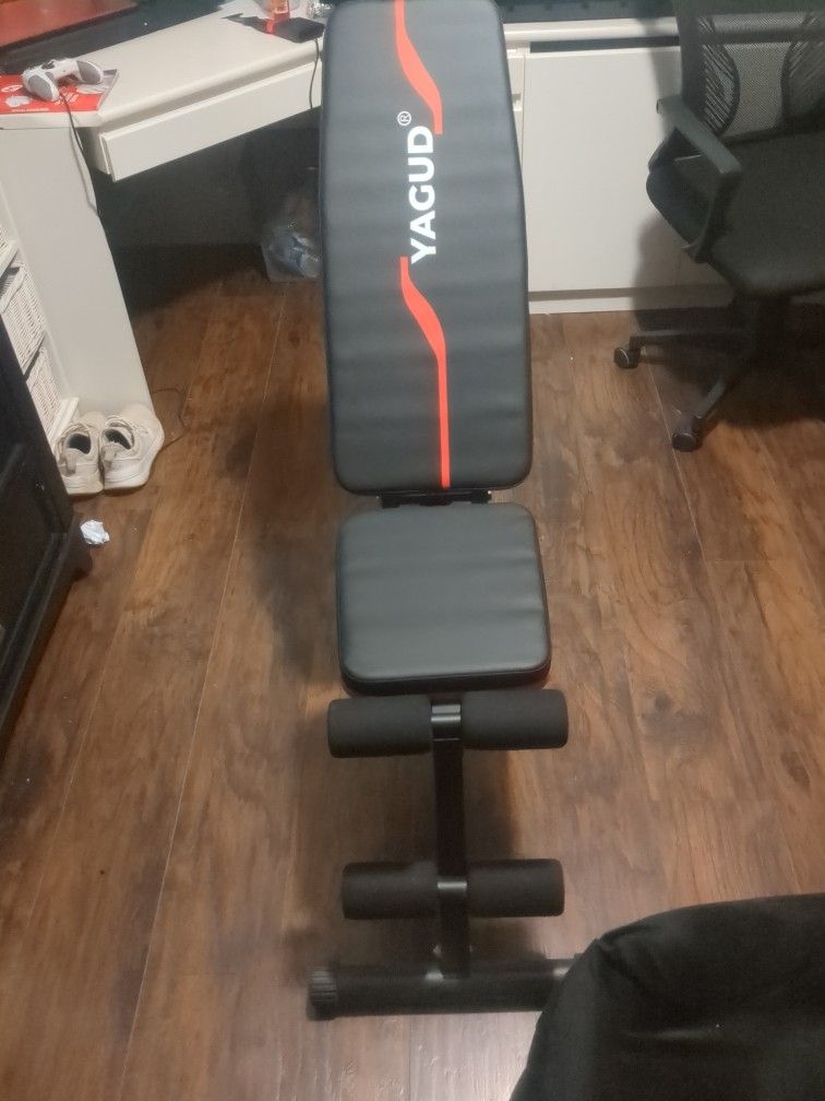 Folding workout bench