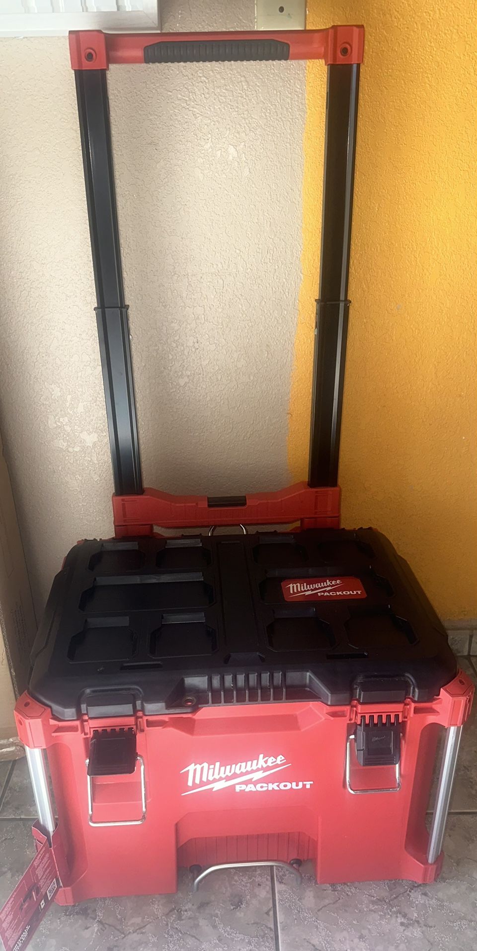 MILWAUKEE PACKOUT IMPACK RESISTANT MODULAR ROLLINGTOOLBOX Brand new has scuffs