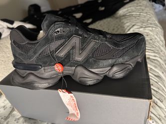 9060 Triple Black Suede