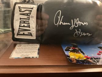 5 Time World champion Thomas The Hit Man Hearns Autographed Boxing Glove.