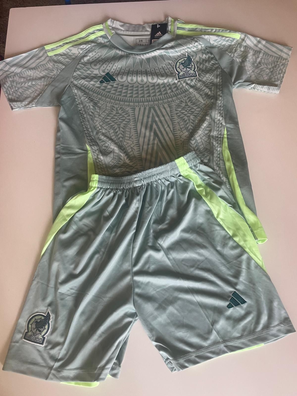 Jersey con short seleccion Mexicana de Visita 2024 para niños.
