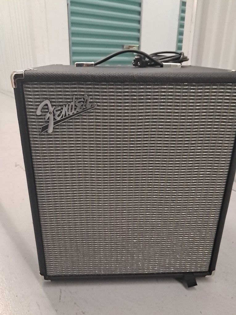 Rumbles 100 . Fender. Almost New