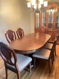 Wood hutch. 6 chairs / dining table selingboth if needed
