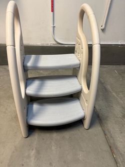 Alpaca toddler step stool with handrail