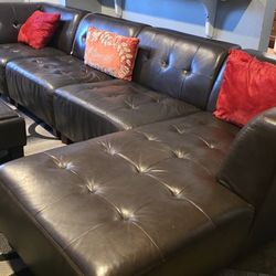 Brown leather sectional sofa with ottoman table with reversible trays / SOFA Y MESA DE CENTRO Moving Can't Take It 