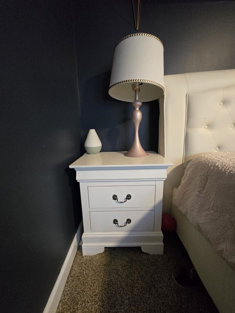 2 Bedside End Tables And 2 Lamps