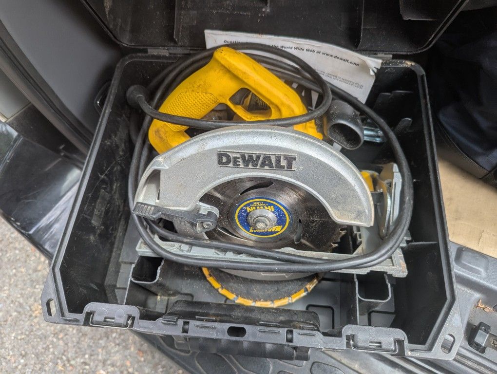 !! DEWALT CIRCULAR SAW !!