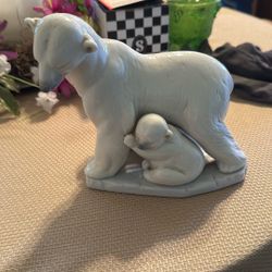 Lladro Daisa 6745 Artic Family Polar Bear with 2 Cubs Glazed Finish