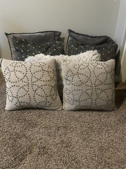 Decorative / Throw Pillows 