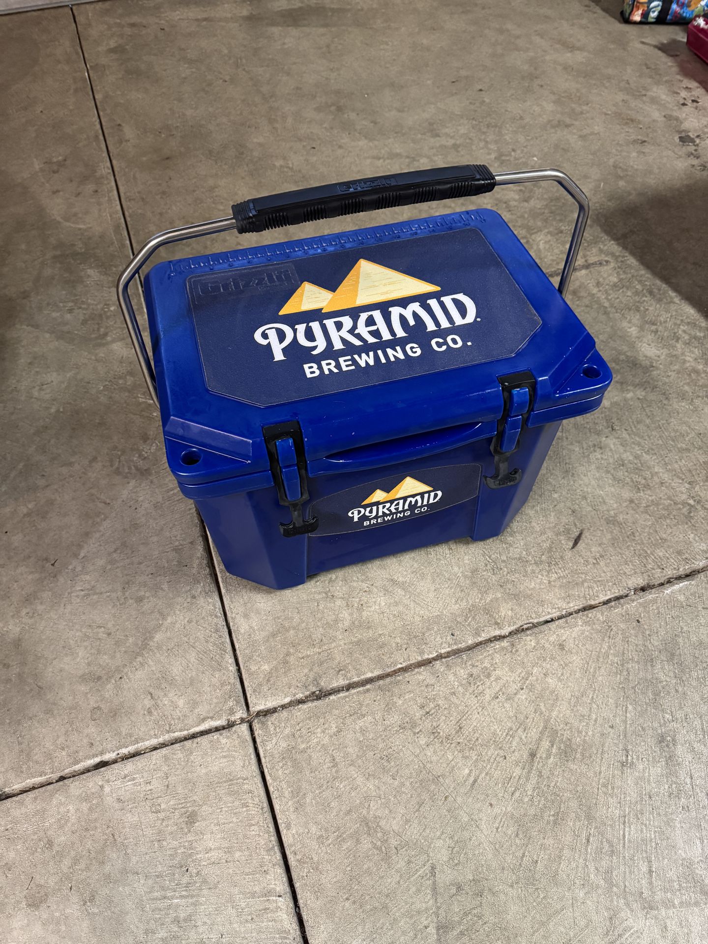 Grizzly 20 Custom Pyramid Brewery Cooler