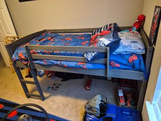 Toddler bed with mattress and 2 organizers / Cama de niño con colchon y 2 organizadores