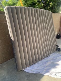 Queen Size Air Mattress With Pump And Carrying Bag . Inflates In Minutes