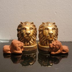 2 PAIR OF LIONS BOOKENDS 5 " RESIN GOLD AND 2  1/2 " CLAY LIONS BOOKENDS 