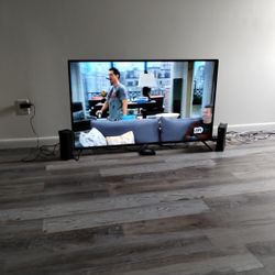 SELLING MY FLAT SCREEN SMART TV WITH REMOTE CONTROL ITS BRAND NEW 