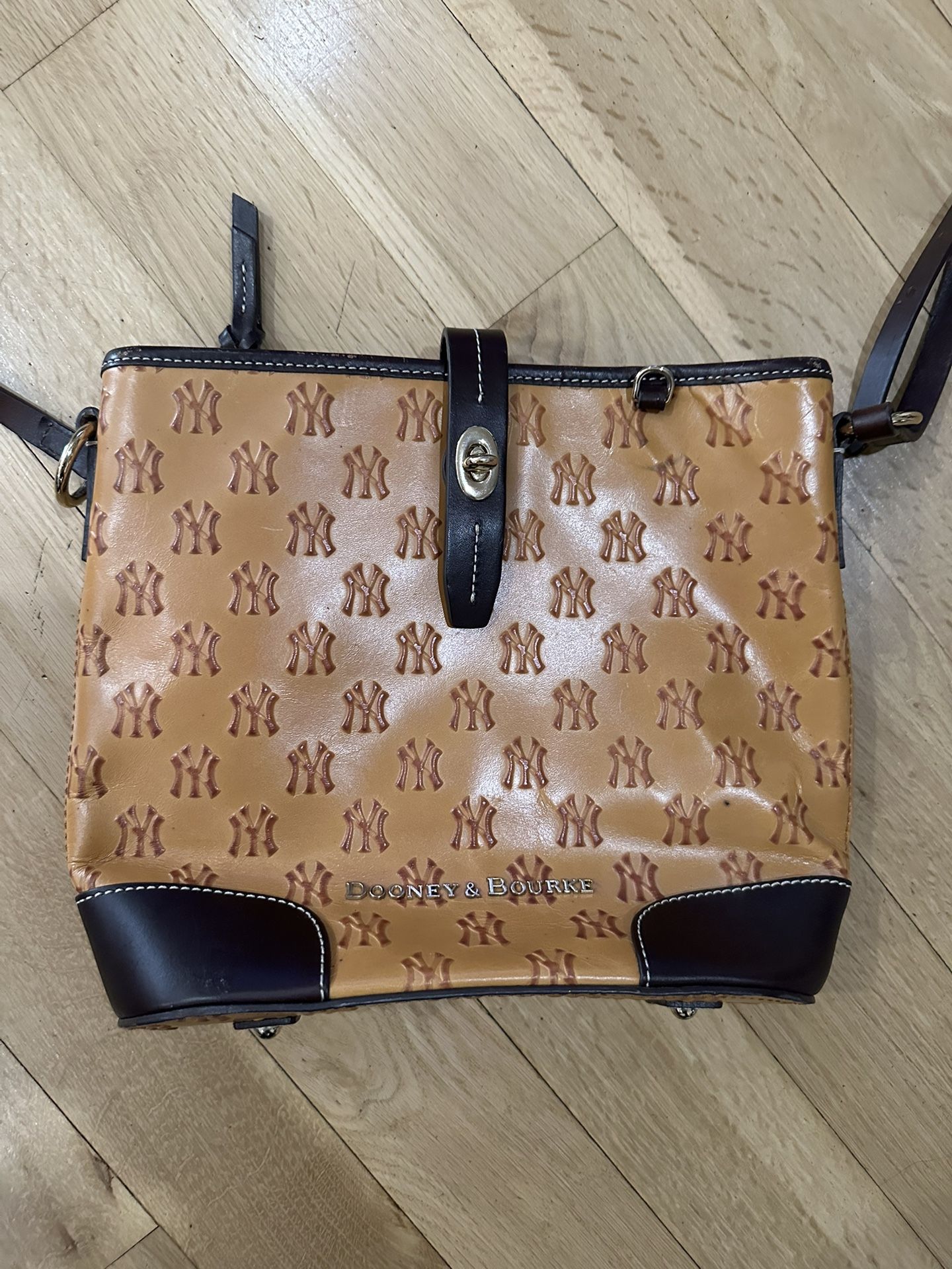 Dooney & Bourke NY Yankees Signature Vintage Crossbody Leather Purse