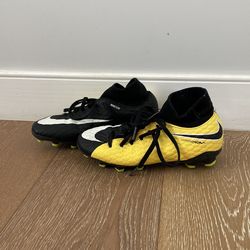 Soccer shoes