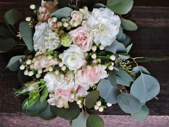 Bride bouquet and boutonnieres
