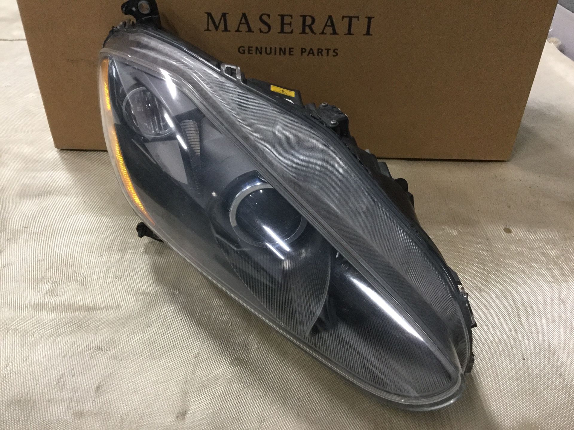 2013 - 2017 Maserati Gran Turismo Front Right Headlight OEM part#43645748