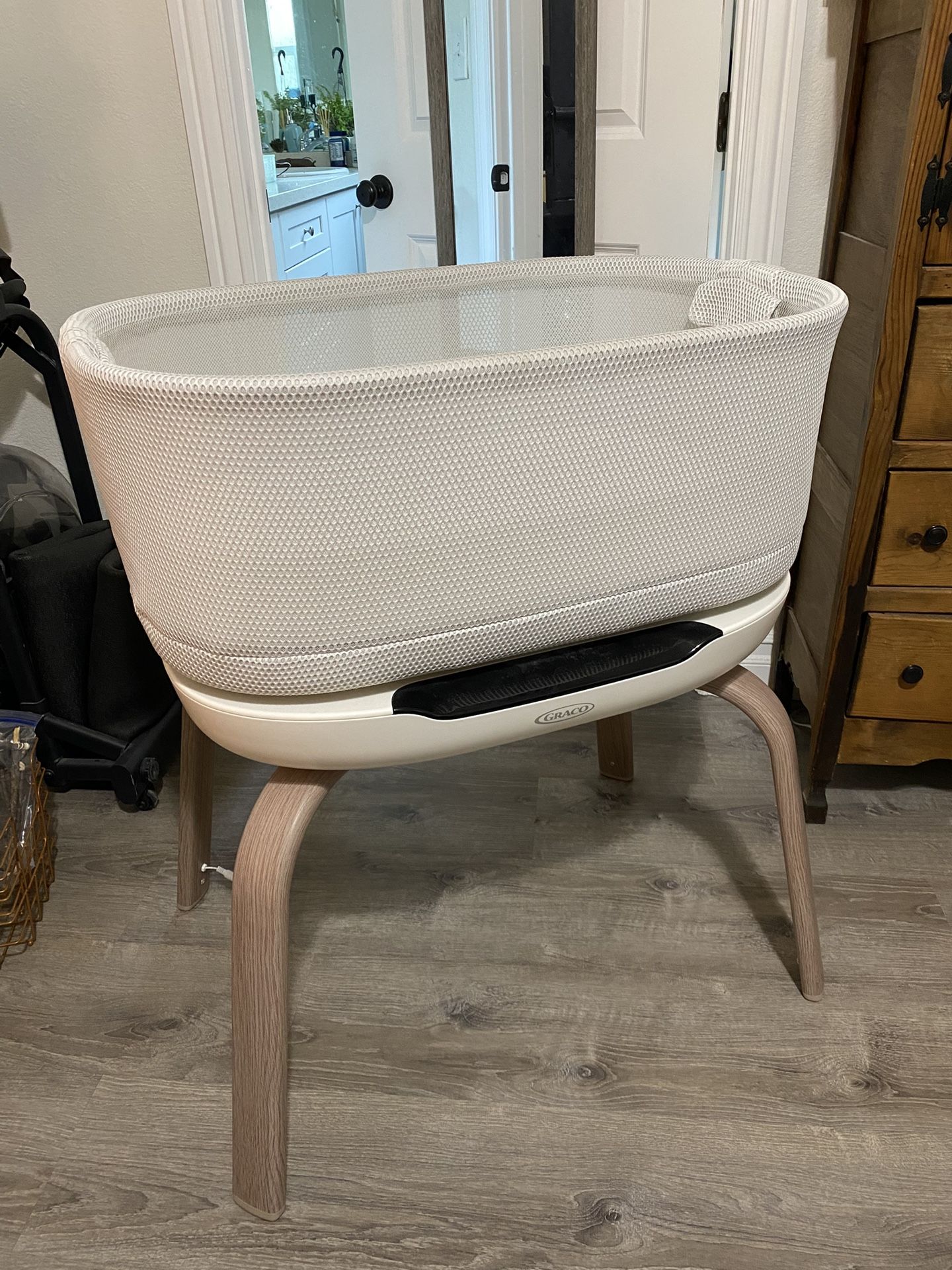 Graco SmartSense Soothing Baby Bassinet