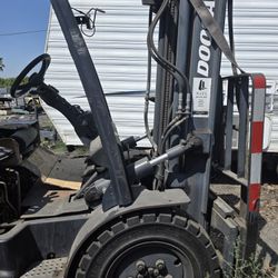 Forklift Doosan $2,000.    O.B.O