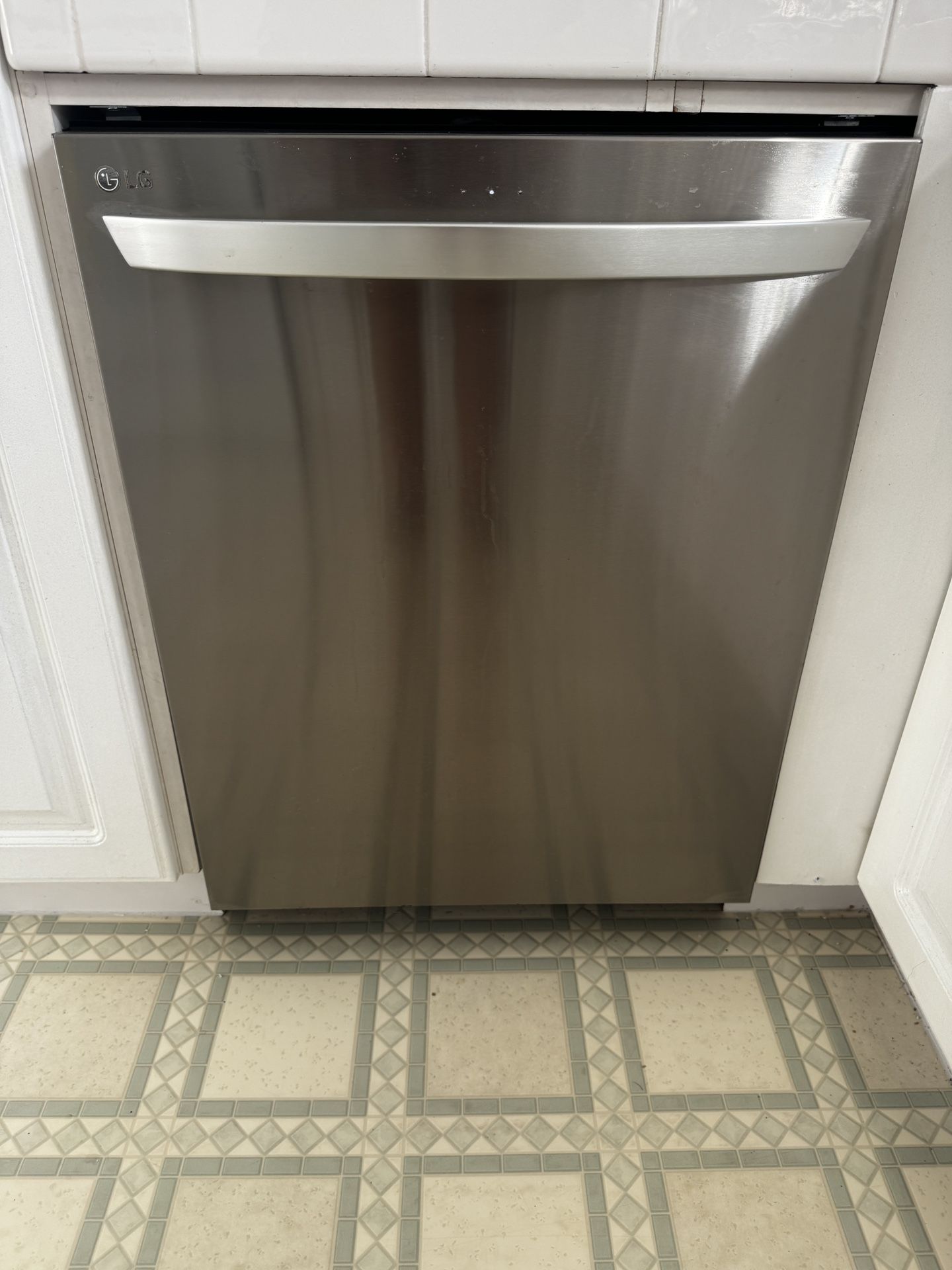 LG Dishwasher Model: LDTS5552S