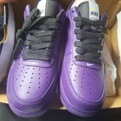 Nike Air Force 1 LV8. $  1.00
