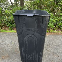 Hyper Tough 32 Gallon yard waste trash bin