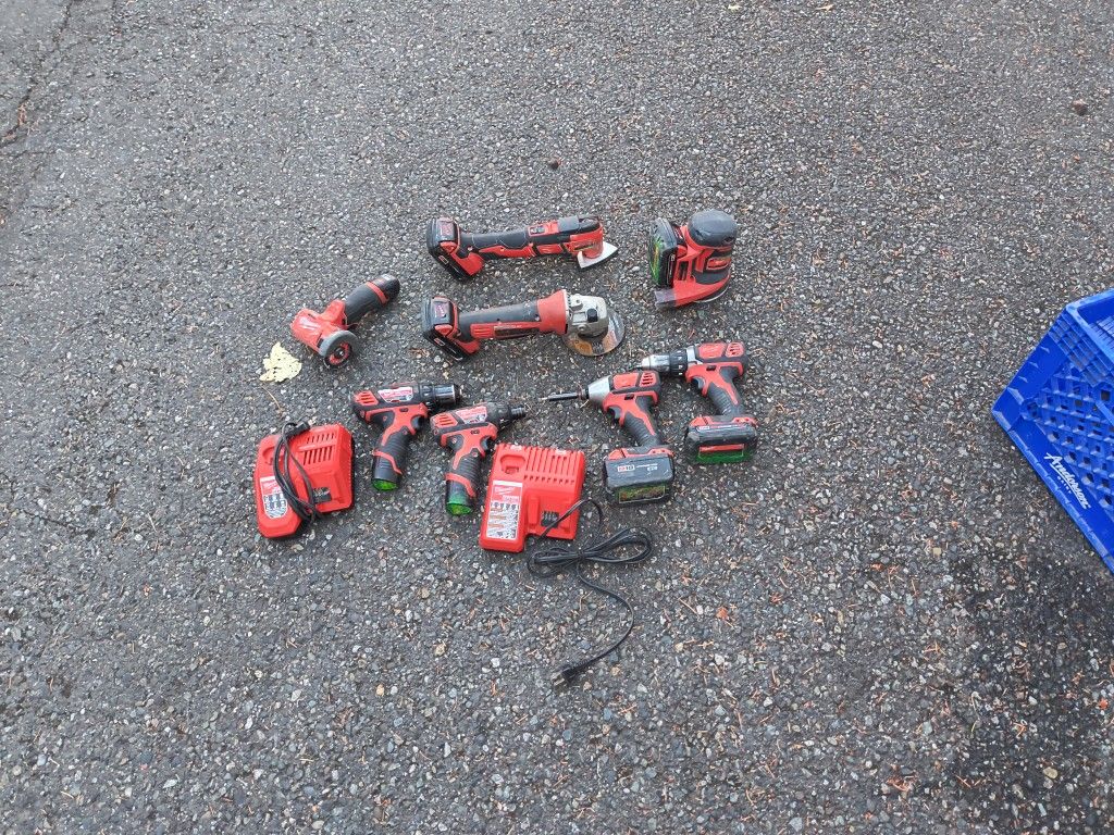 7 Miluakee Cordless Tools And 2 Chargers ,All Withbatteries