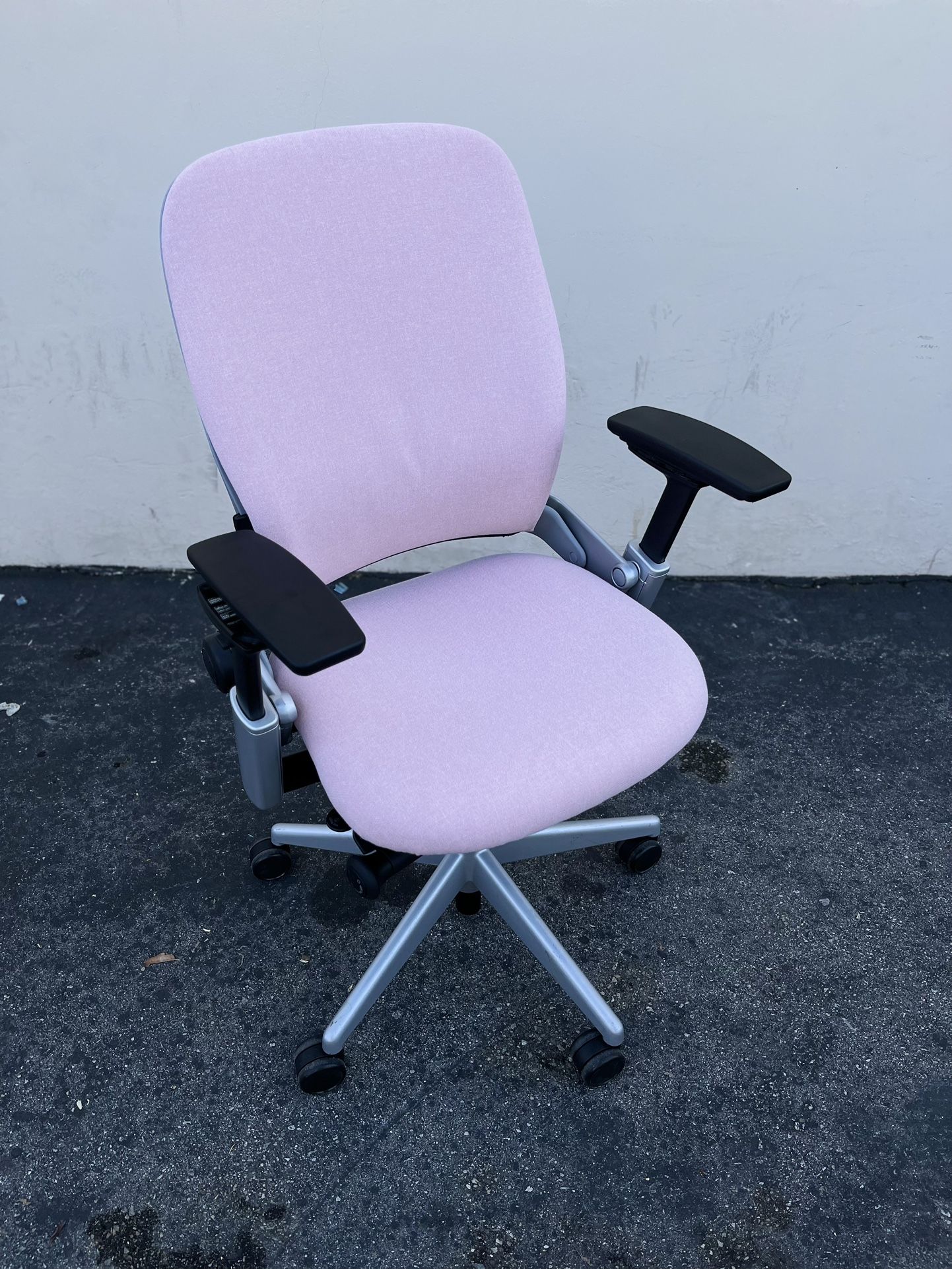Pink Steelcase V2 Leap Office Chair for Sale in Santa Fe Springs, CA