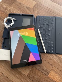 Apple iPad 8th Generation 32GB (Latest iOS 26) Logitech Keyboard case , Pencil & charger