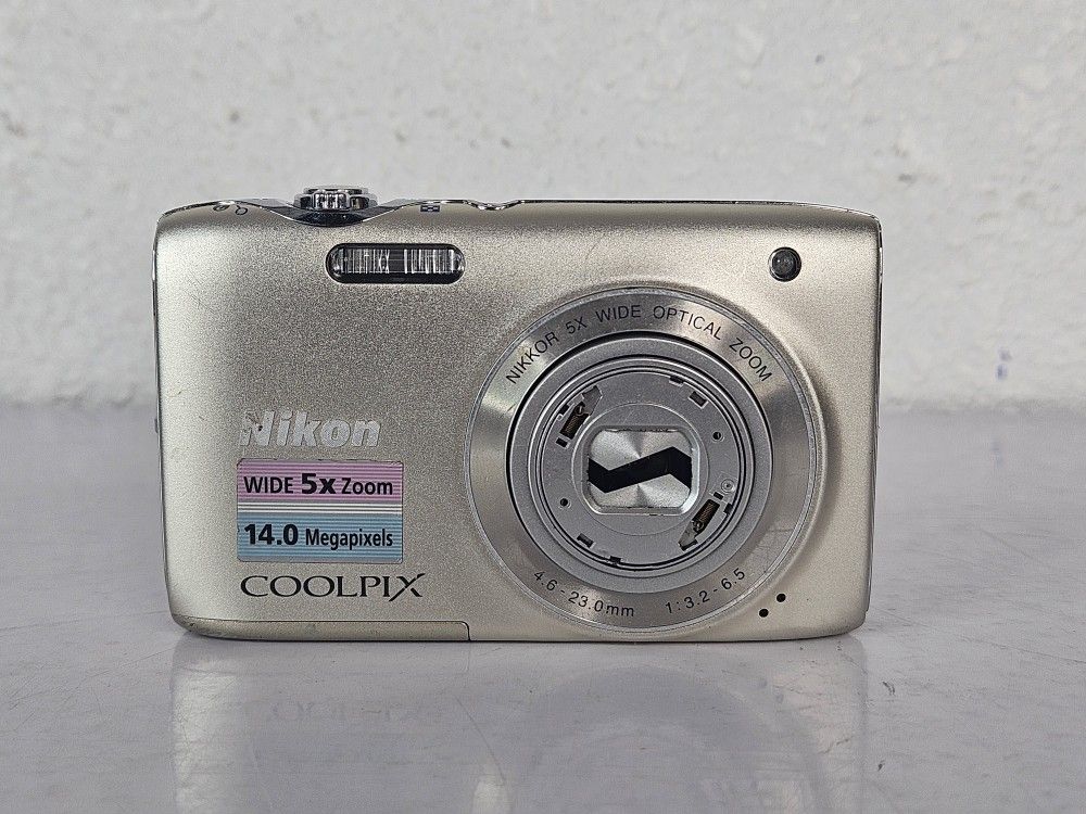 Nikon COOLPIX S3100 Digital Camera Broken Lens For PARTS ONLY