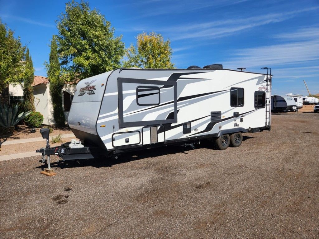 2020 extreme 27 ft toy hauler 14 ft garage fits X3 4 seat