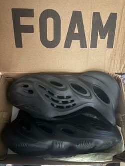 Yeezy Foam RNR SIZE 10.5 44