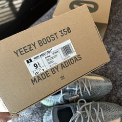 YEEZY BOOST 350 V2