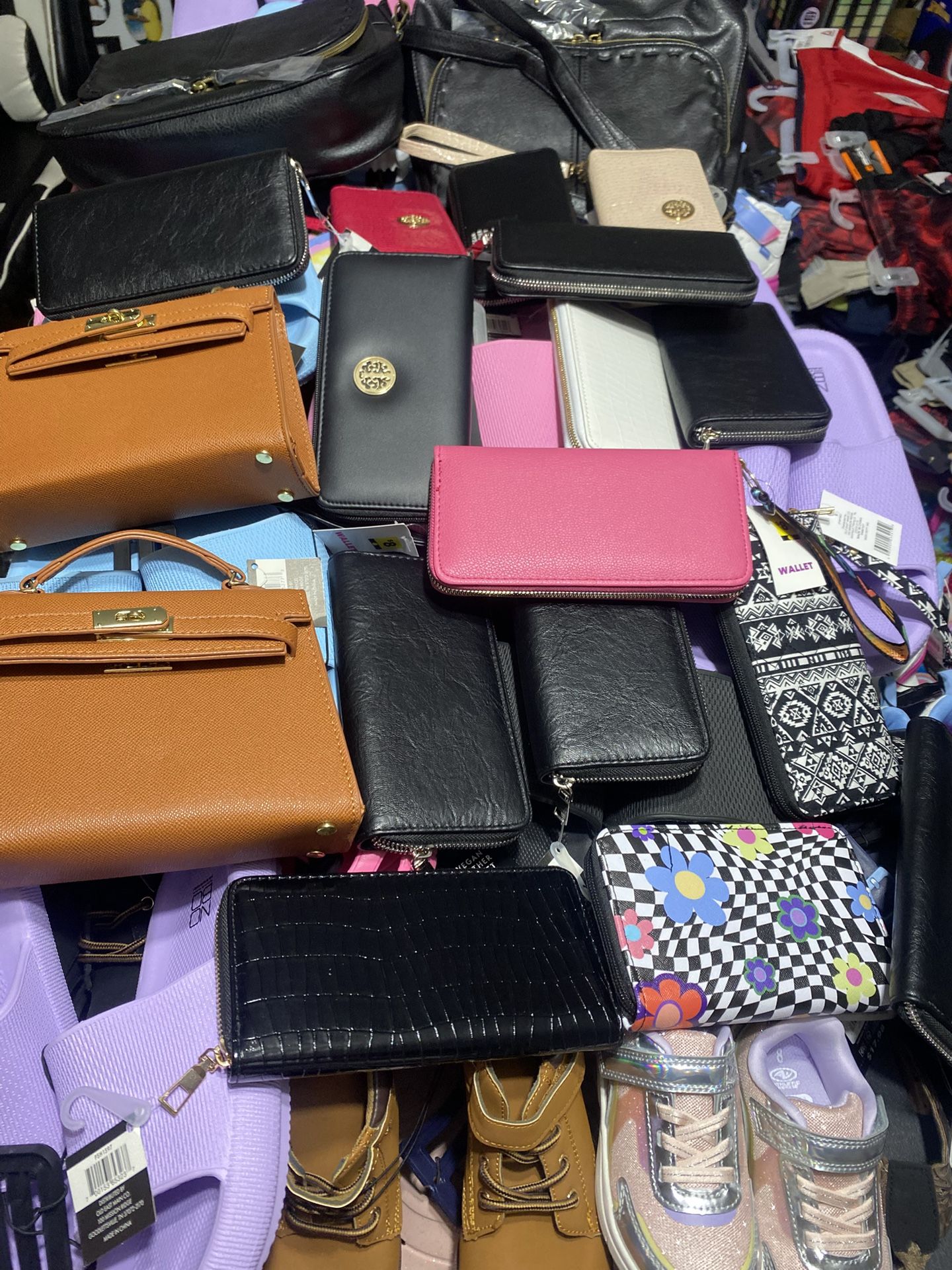 LOTS OF LADIES PURSES AND WALLET——-ALL FOR $120