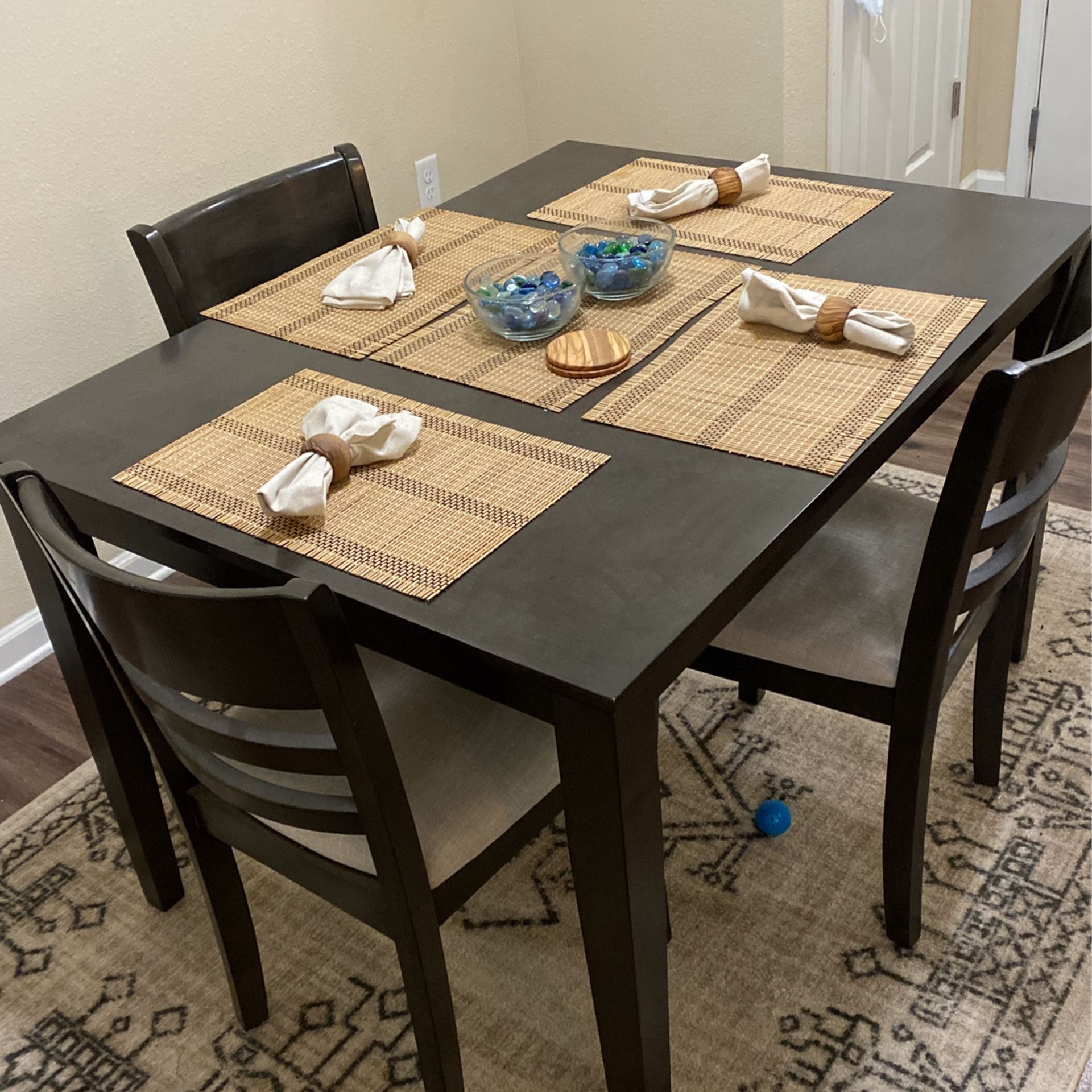 Small, Five Piece Dining Room Set Four Chairs One Table Great Condition Only Used Twice $275