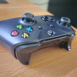 Official Microsoft Xbox Wireless Controller with Bluetooth (Xbox Series X/S, One, PC)