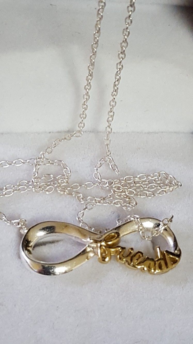 Beautiful 925 Sterling Silver Italy necklace. Pendant is covered in 10k GOLD, 2.29grs size 18"inches long. (FRIENDS) please see pictures for details