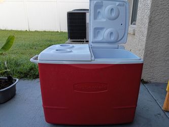 Large Rubbermaid cooler