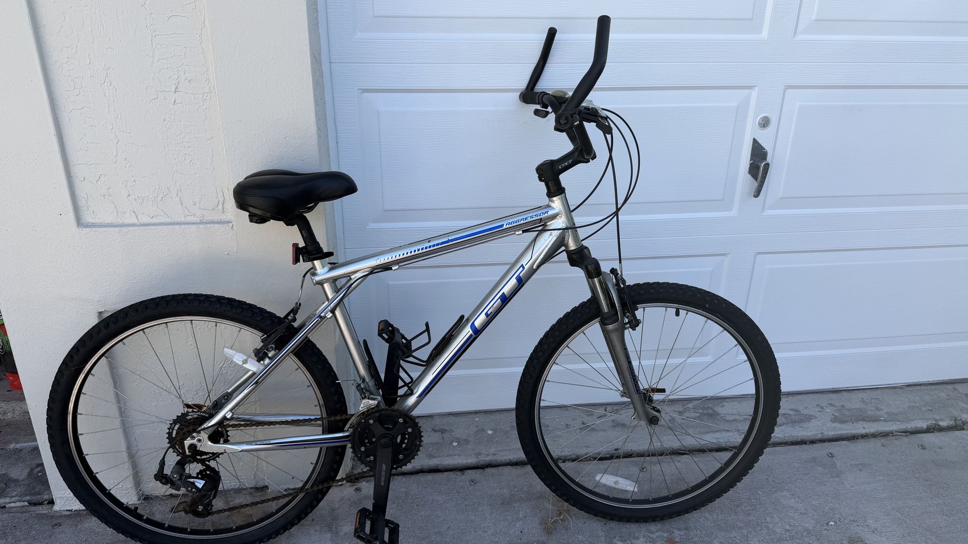 GT Agressor Bike mountain bicycle triple triangle 21 speed 26 inch wheels