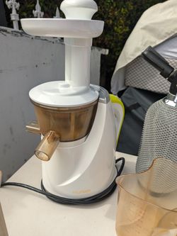 Hurom slow juicer